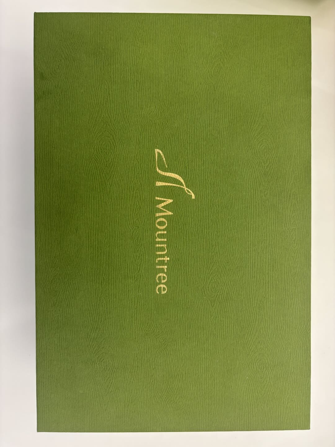 03_参考与资产/02_产品与视觉资产/Mountree/详情页素材包/参考资料_实物设计/04_鞋盒实物_顶盖.jpeg520